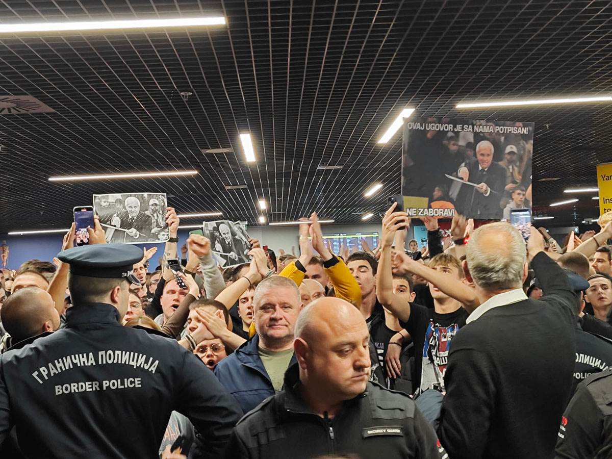 Navijači Partizana dočekuju Željka Obradovića