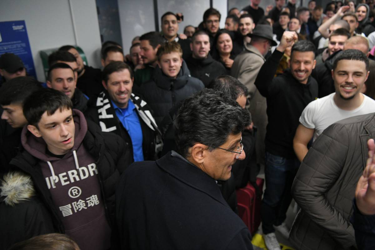 Mile Belodedić na aerodromu Nikola Tesla među Grobarima