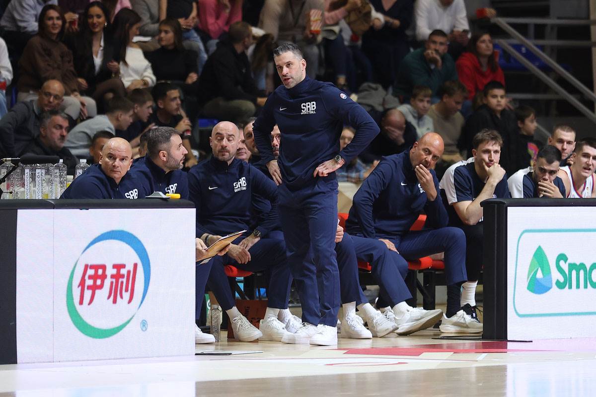 Dušan Alimpijević sa stručnim štabom na Srbija Švajcarska