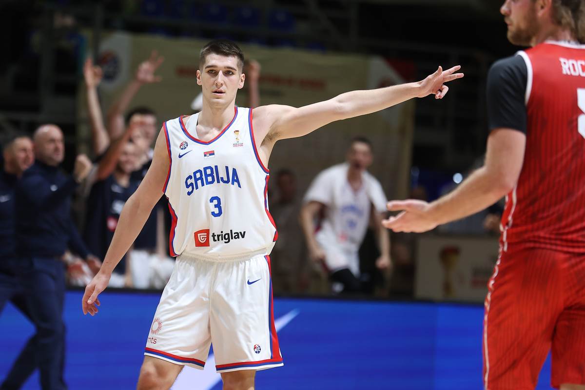 Stefan Miljenović proslavlja postignuti koš