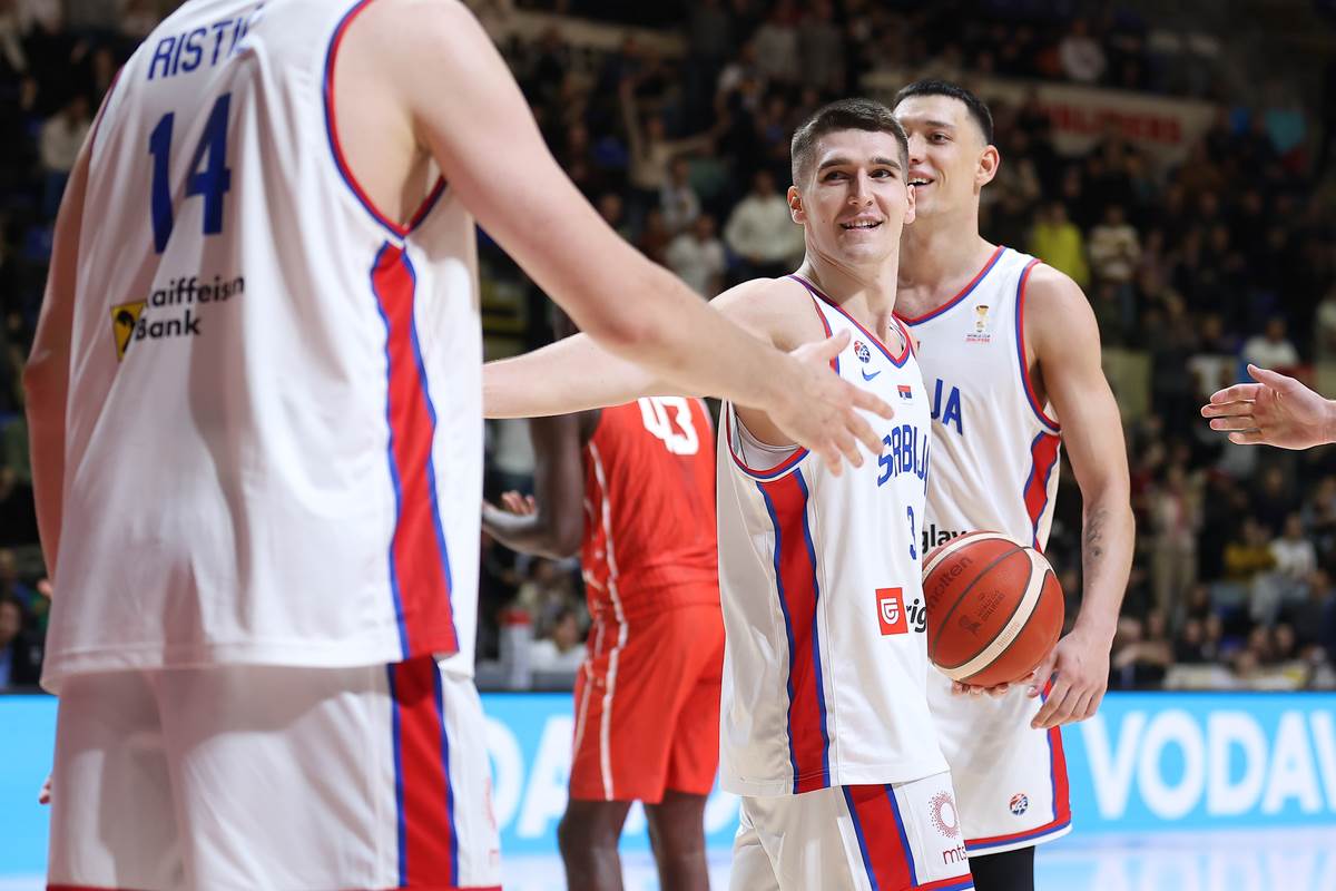 Stefan Miljenović se pozdravlja sa saigračima