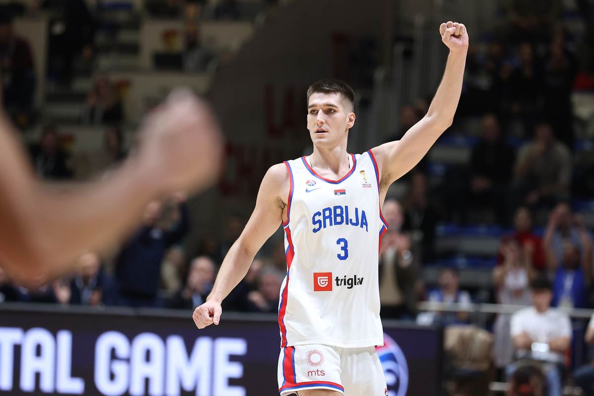 Stefan Miljenović proslavlja postignuti koš