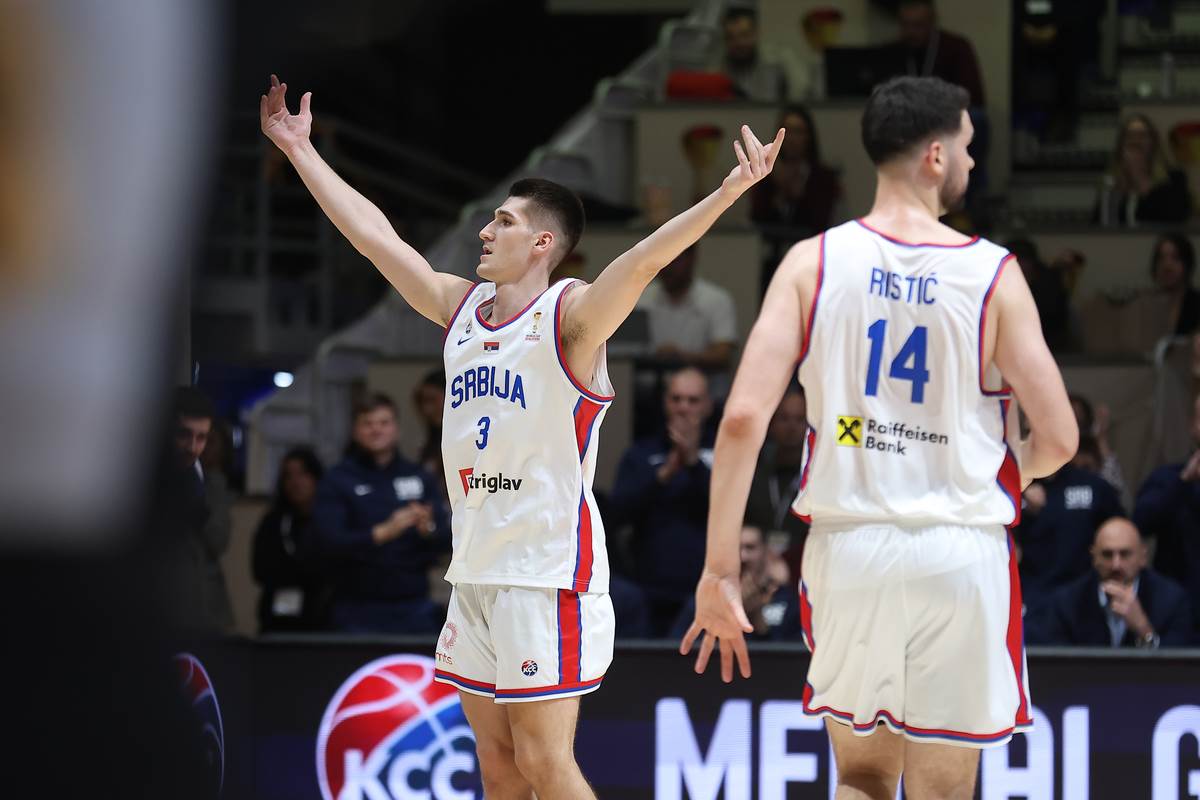 Stefan Miljenović proslavlja postignuti koš