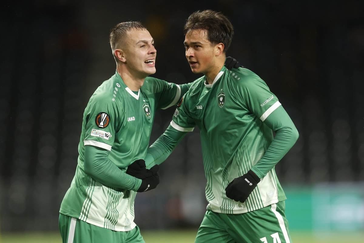 Petar Stanić slavi gol protiv Jang Bojsa