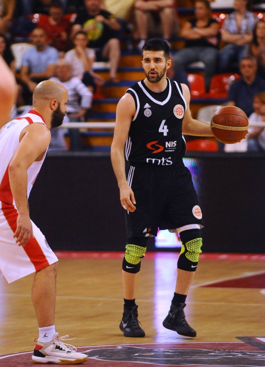 Aleksandar Cvetković vodi loptu u dresu Partizana