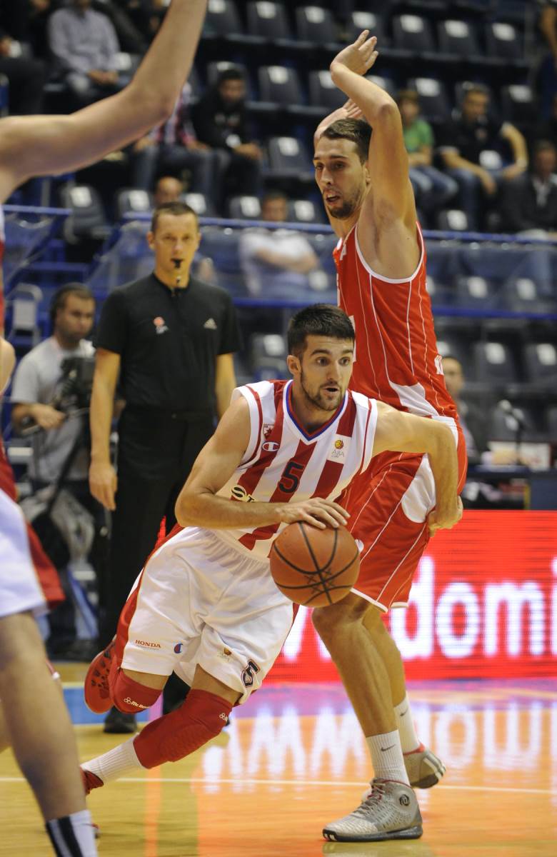 Aleksandar Cvetković vodi loptu