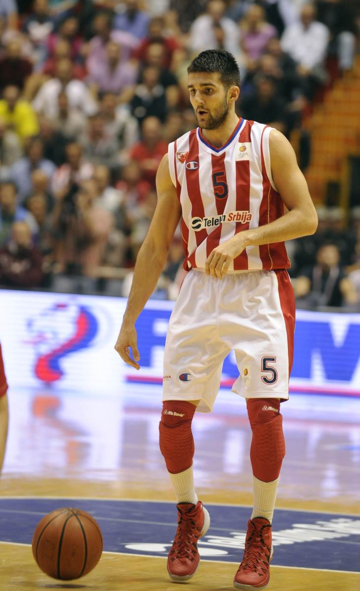 Aleksandar Cvetković  vodi loptu