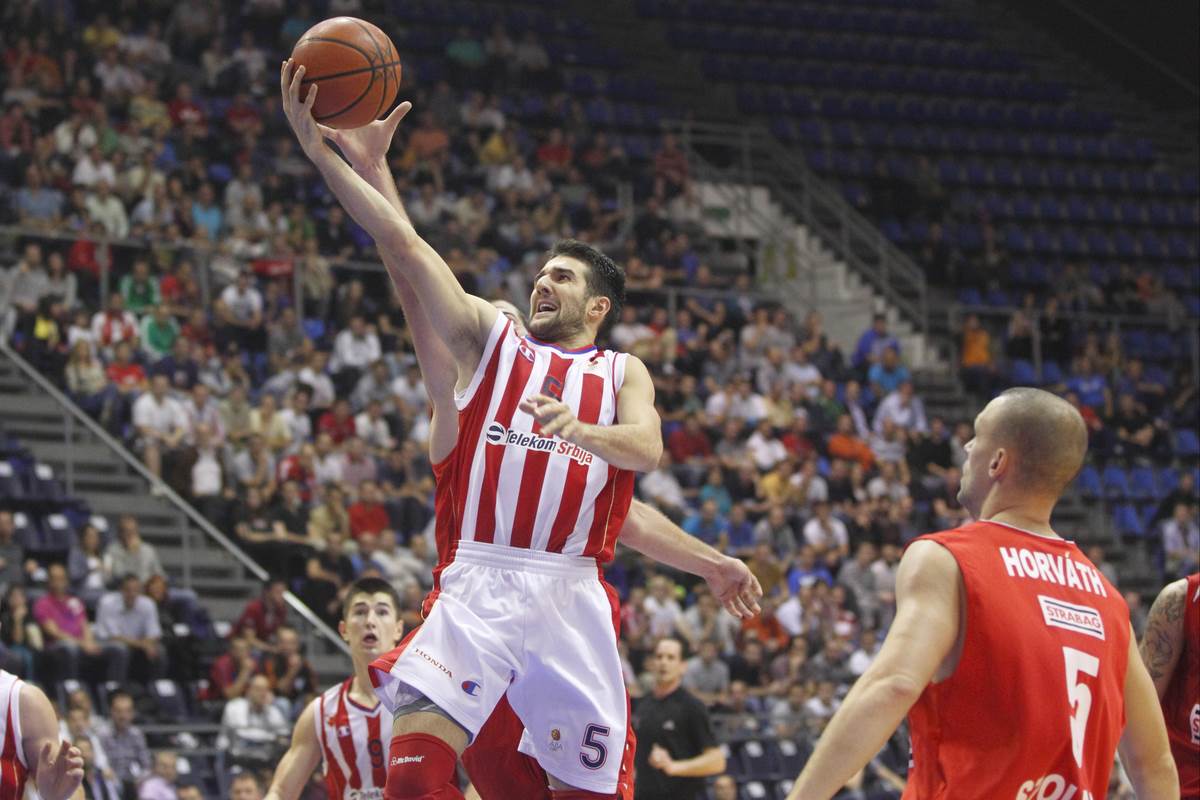 Aleksandar Cvetković polaže loptu na košu rivala