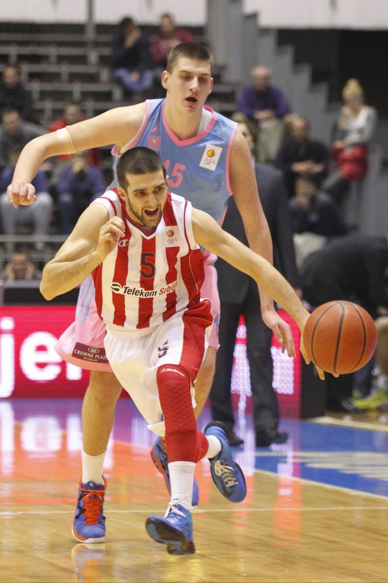 Aleksandar Cvetković vodi loptu