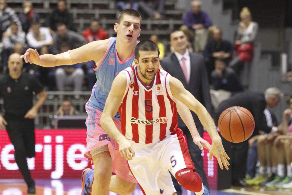 Aleksandar Cvetković  vodi loptu