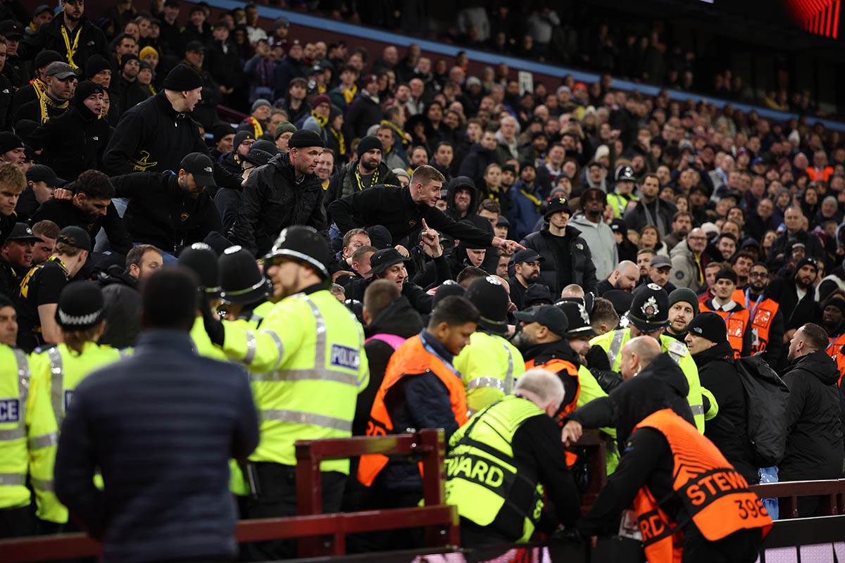 Tuča navijača Jang bojsa i policije (6).jpg