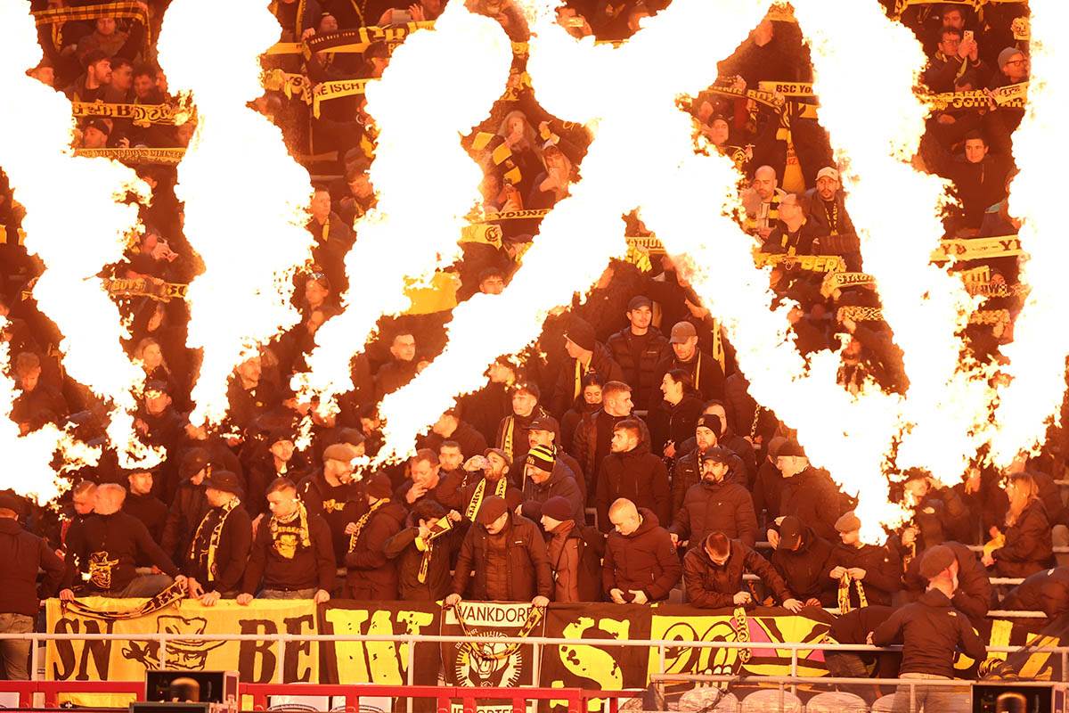 Tuča navijača Jang bojsa i policije (7).jpg