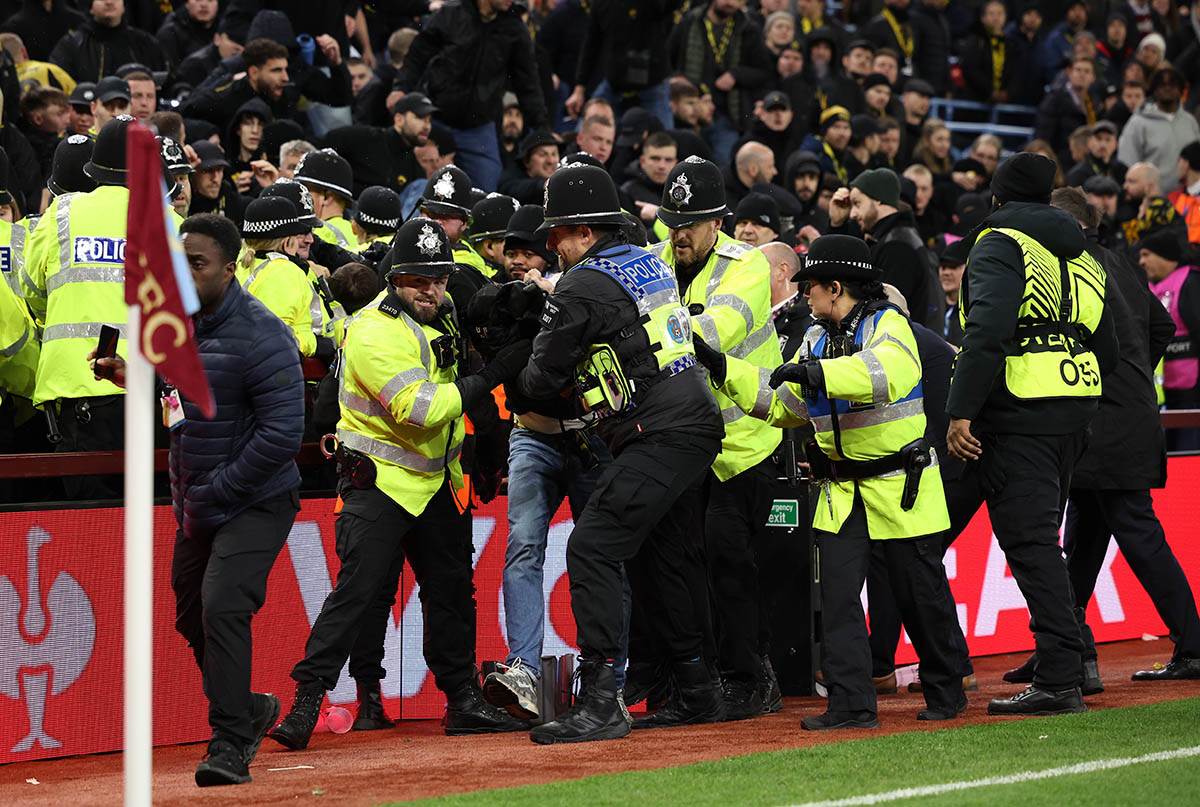 Tuča navijača Jang bojsa i policije (8).jpg