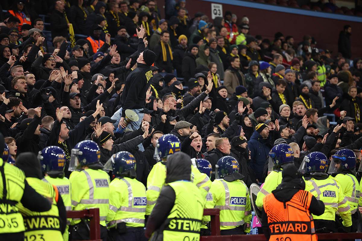 Tuča navijača Jang bojsa i policije (10).jpg