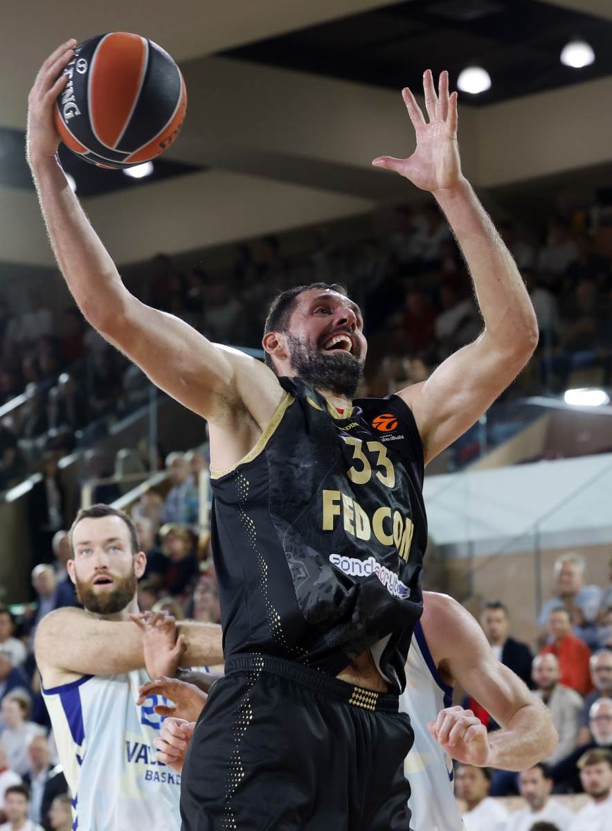 Nikola Mirotić u borbi za loptu