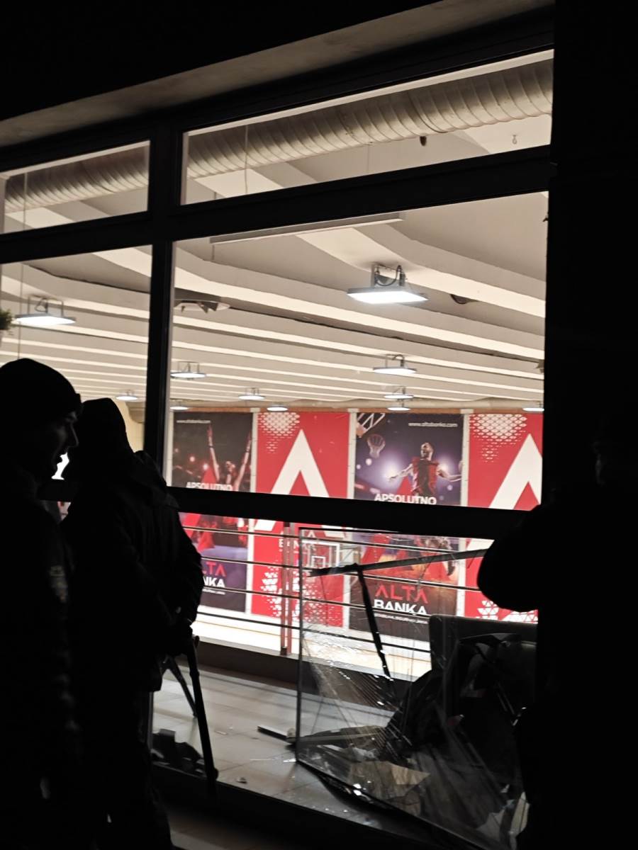 Polomljeno staklo u Beogradskoj areni na treningu Partizana