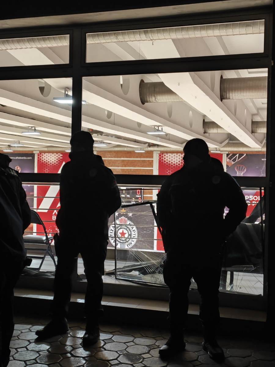 Polomljeno staklo u Beogradskoj areni na treningu Partizana