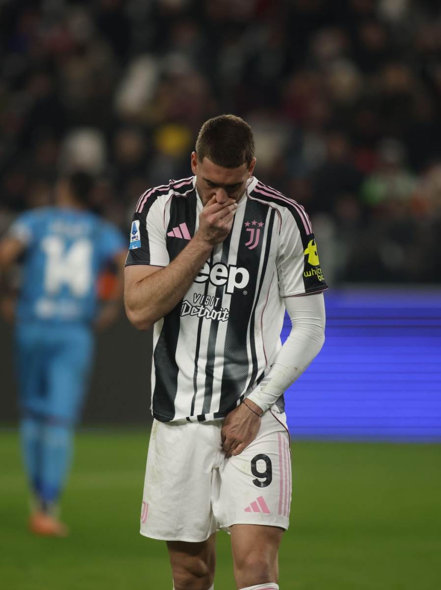 Dušan Vlahović se drži za prepone