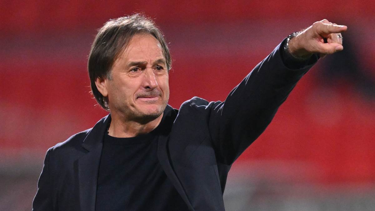 Miroslav Tanjga pokazuje prstom.