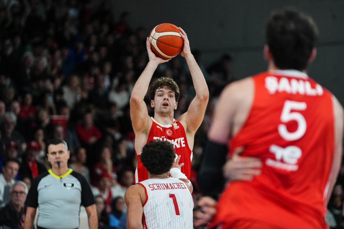 Tarik Biberović dodaje loptu Šanliju u meču Turske i Švajcarske