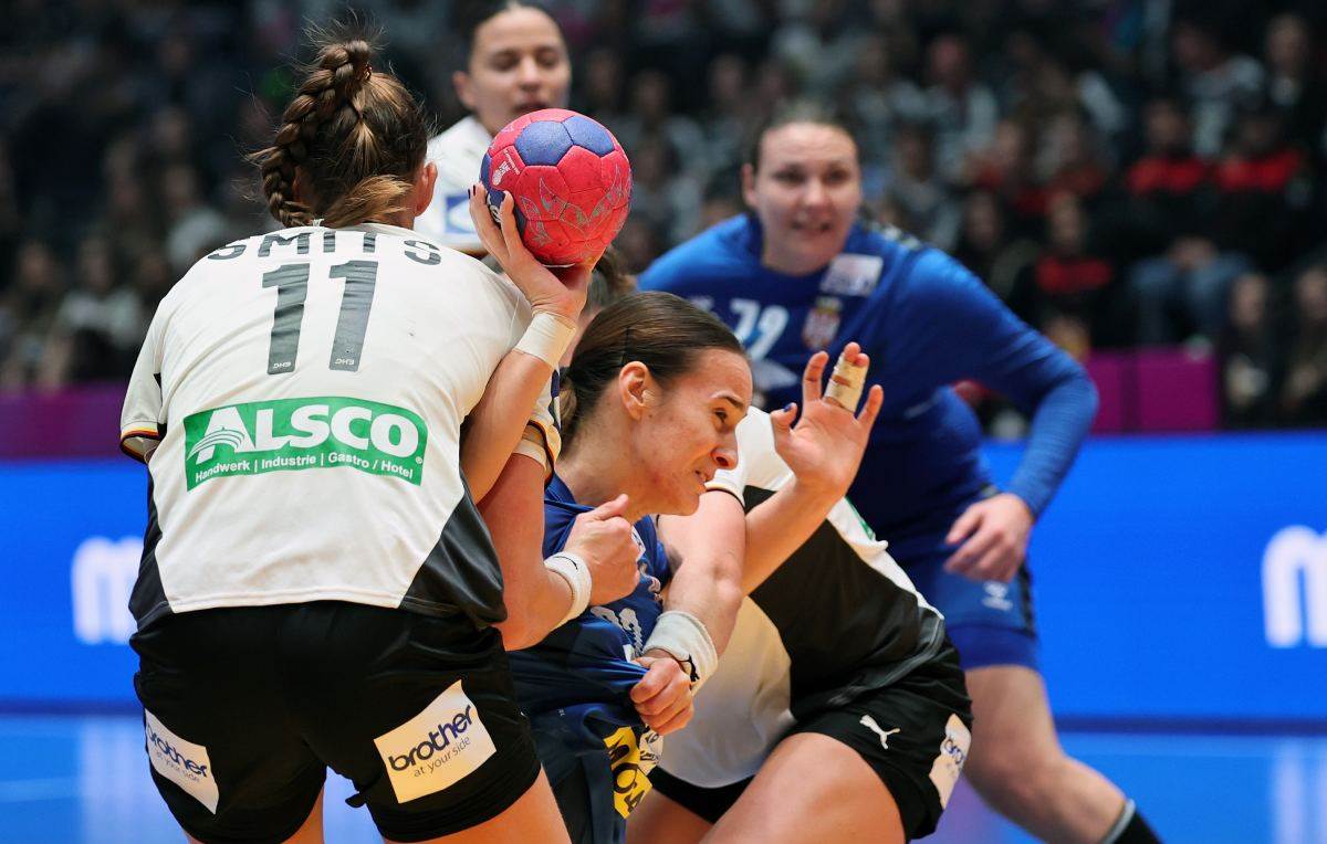 Reprezentativka Srbije Jovana Jovović šutira na gol na utakmici Svetskog prvenstva protiv Nemačke u duelu protiv Ksenije Šmits