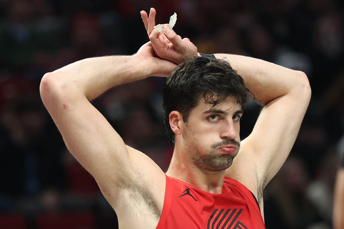 Deni Avdija s rukama preko glave u NBA.