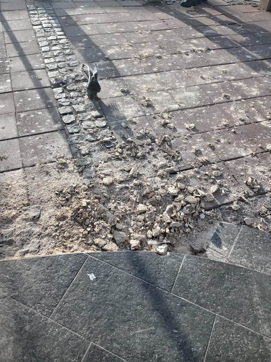 Srušio se deo fasade sa terase iznad EM pekare u Kosovskoj (3).jpg