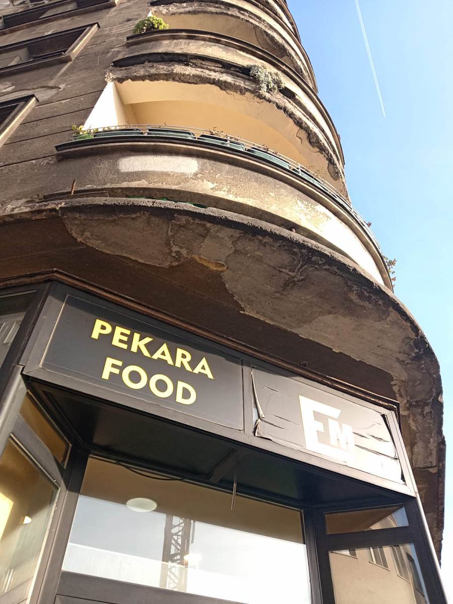 Srušio se deo fasade sa terase iznad EM pekare u Kosovskoj (1).jpg