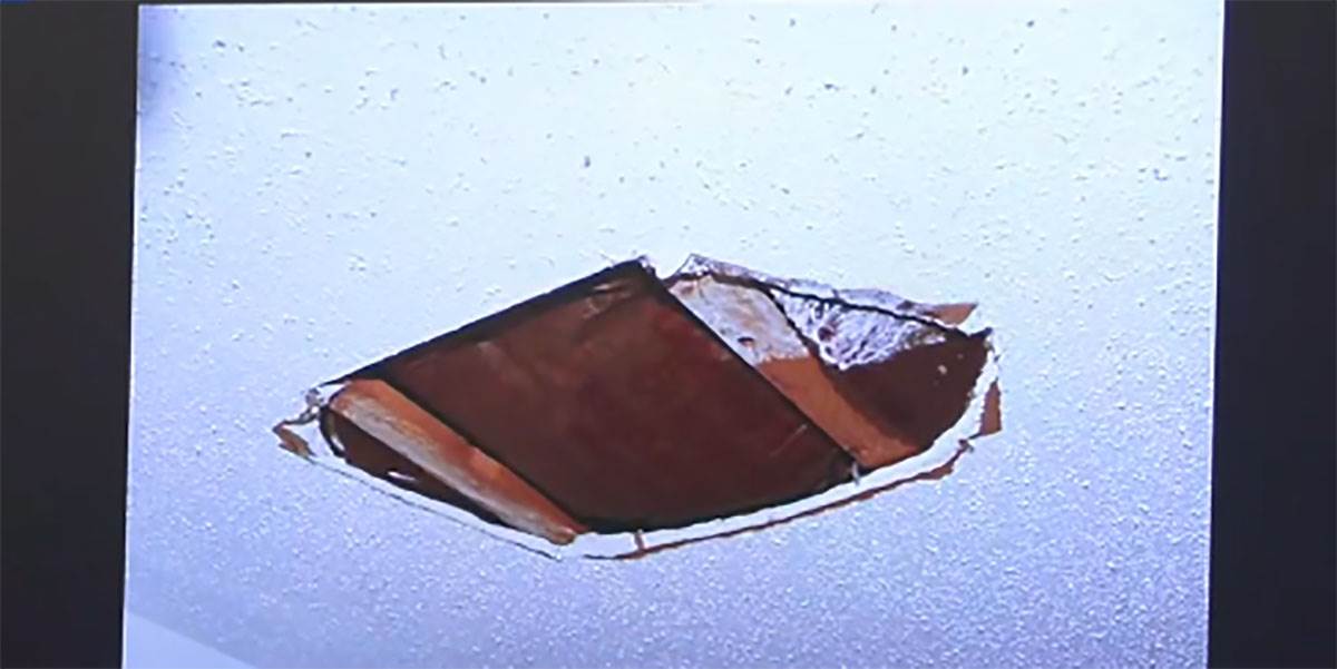 rupa na plafonu u spavaćoj sobi Brajana i Ane Volš (1).jpg