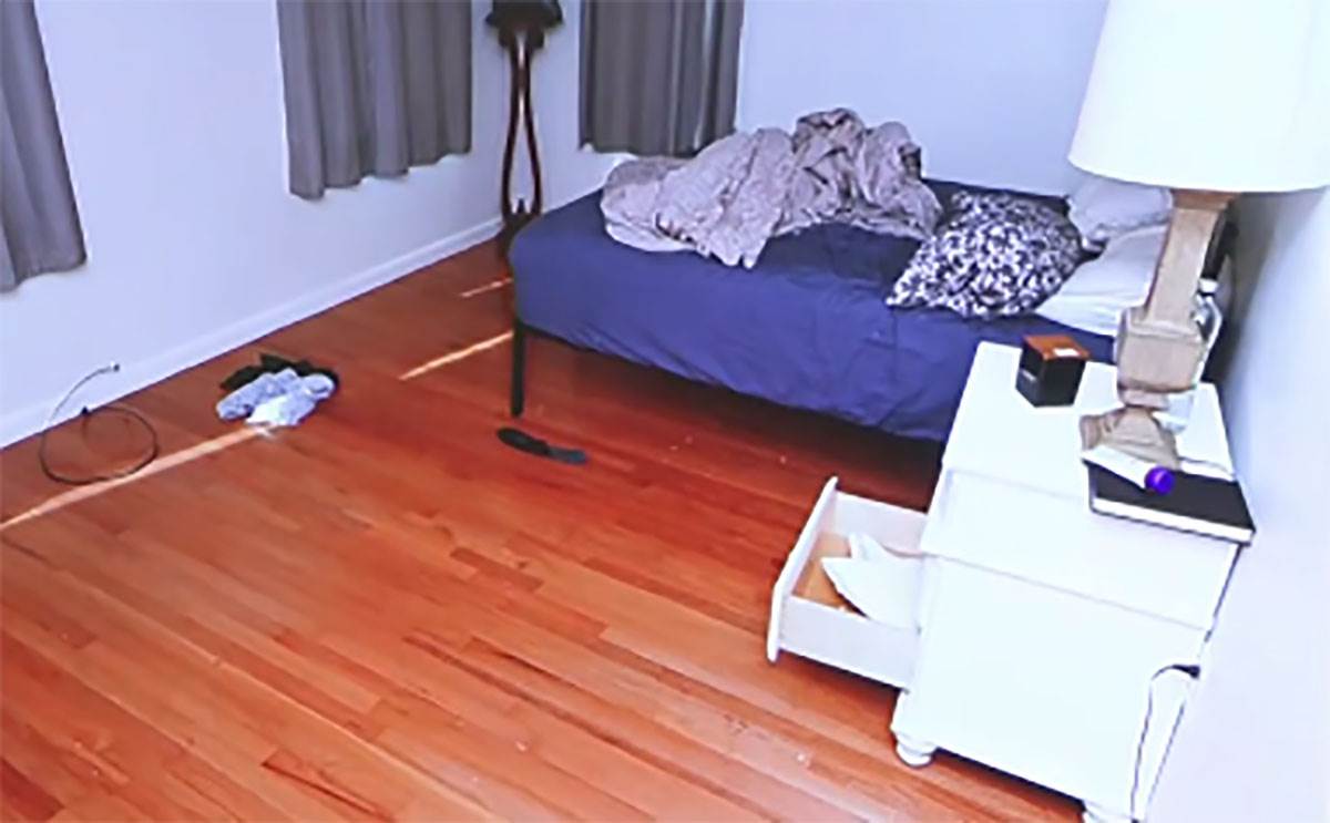 rupa na plafonu u spavaćoj sobi Brajana i Ane Volš (4).jpg