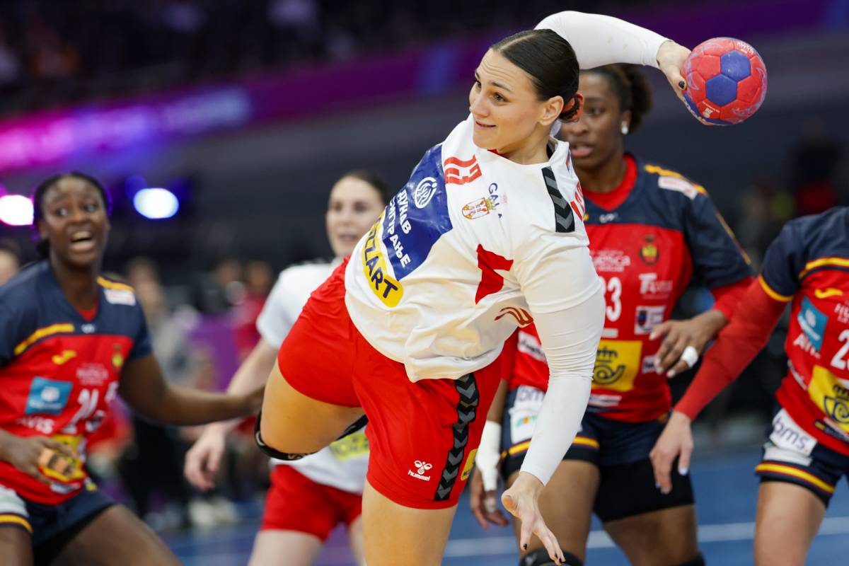 Jelena Agbaba šutira na gol na utakmici Srbija Španija