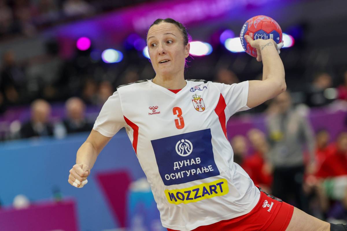 Katarina Krpež Šlezak šutira na gol na utakmici Srbija Španija na Svetskom prvenstvu