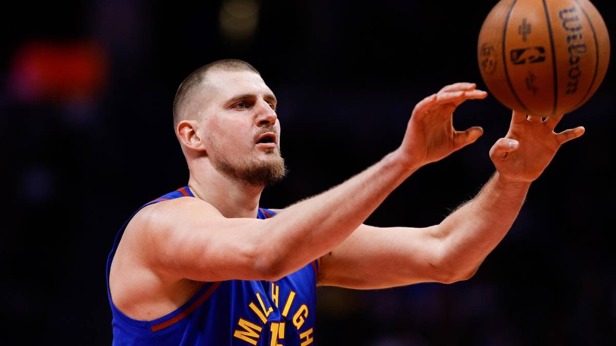 Nikola Jokić dodaje loptu na NBA utakmici