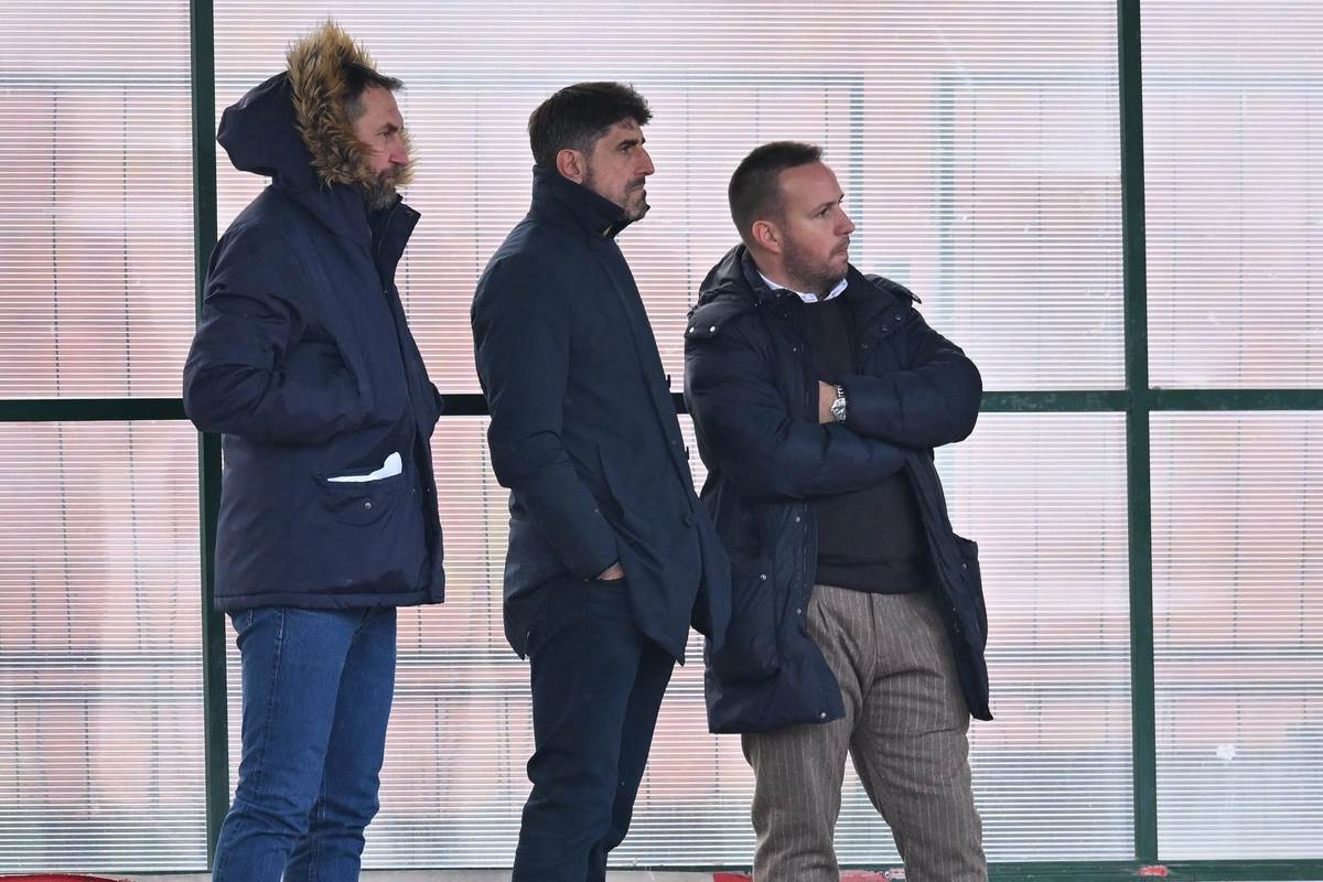 Veljko Paunović gleda utakmicu Grafičar Radnički Niš