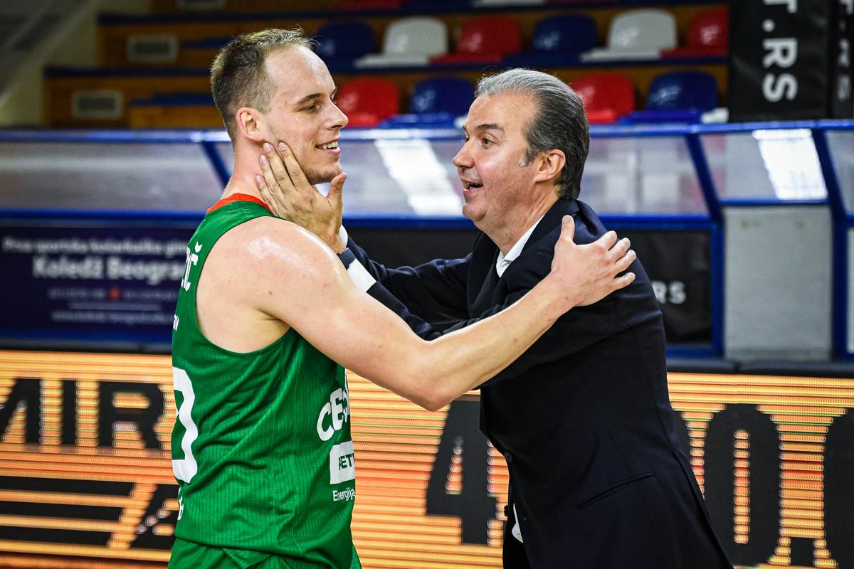 Simone Pjaniđani grli Klemena Prepeliča na utakmici FMP Cedevita Olimpija