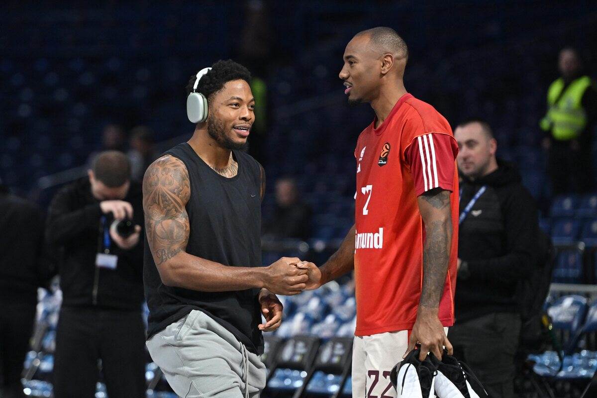 Pozdrav Tajrika Džounsa i Ajzeje Majka pred Partizan Bajern