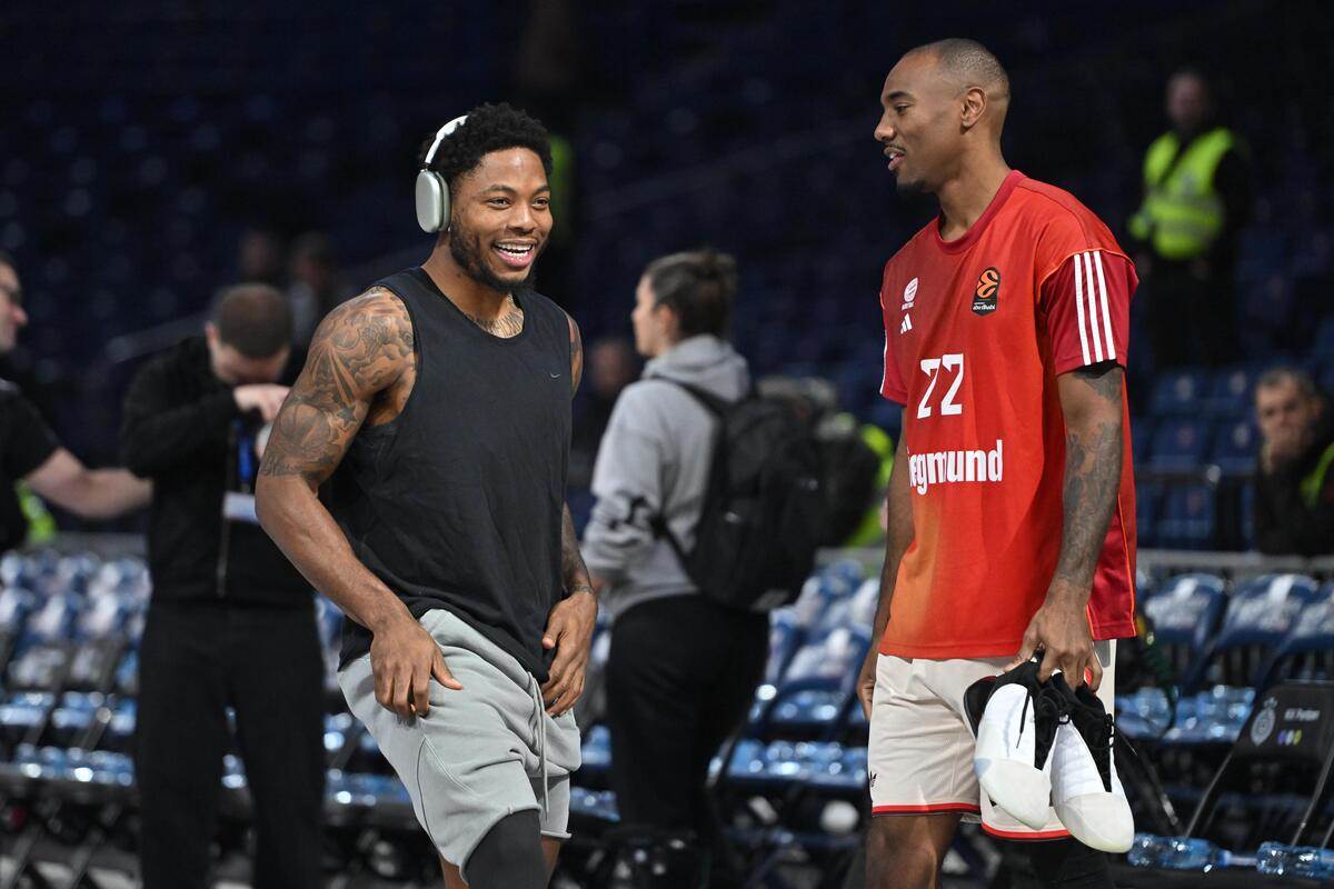 Pozdrav Tajrika Džounsa i Ajzeje Majka pred Partizan Bajern