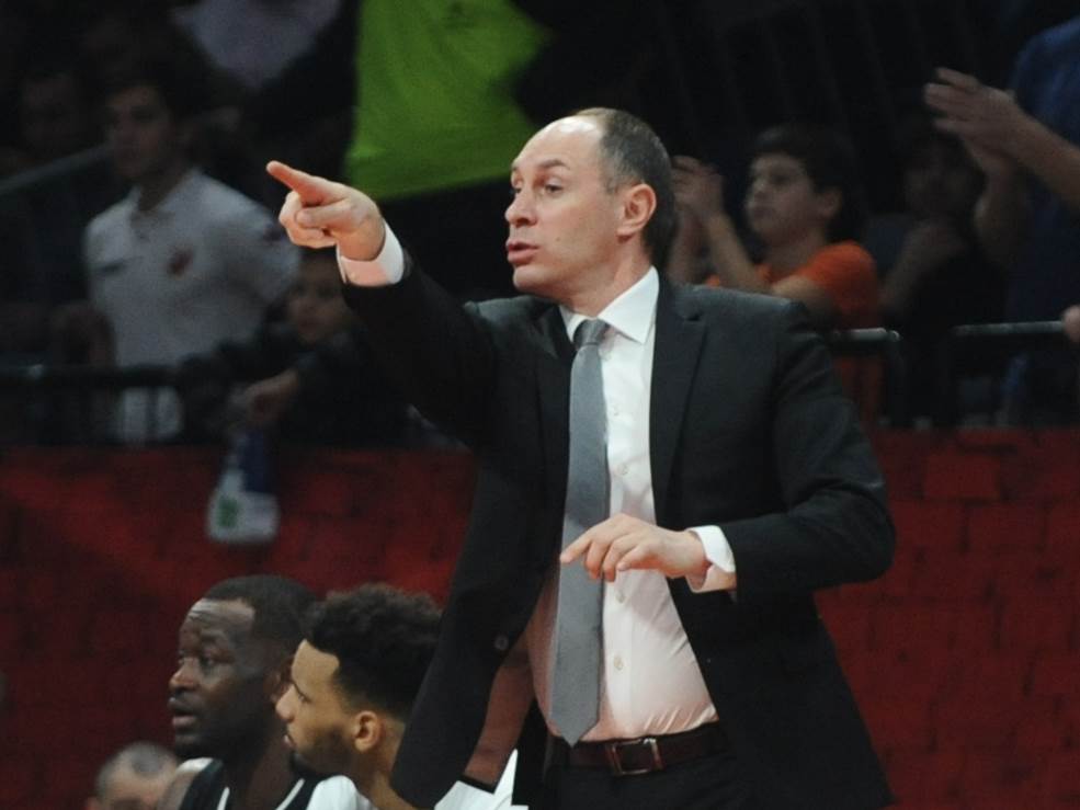 Trener KK Partizan Mirko Ocokoljić.