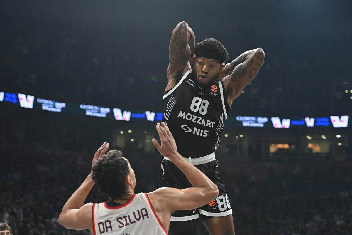 Tajrik Džouns hvata skok na Partizan Bajern