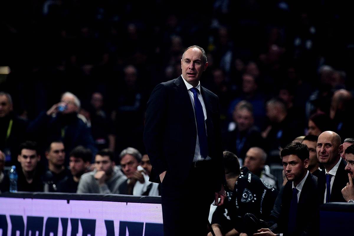 Mirko Ocokoljić vodi Partizan protiv Bajerna