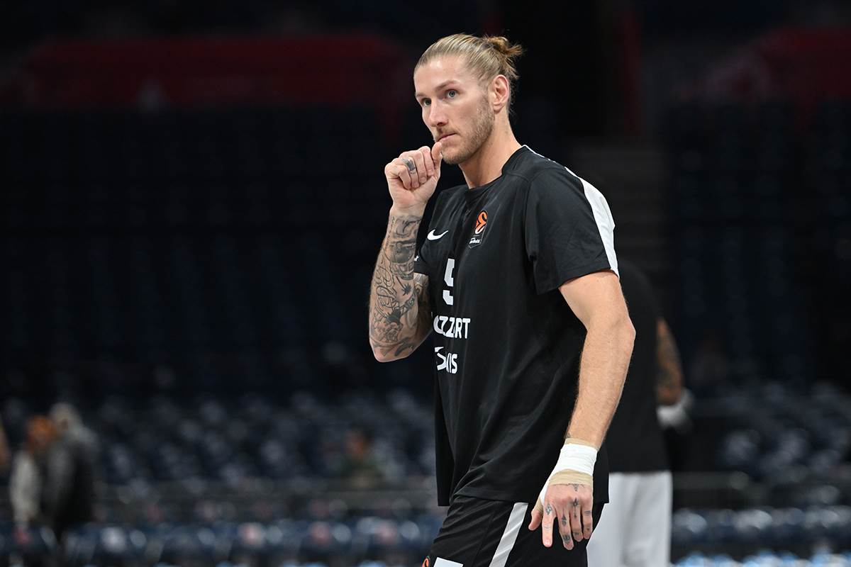 Dilan Osetkovski u opremi Partizana na zagrevanju.