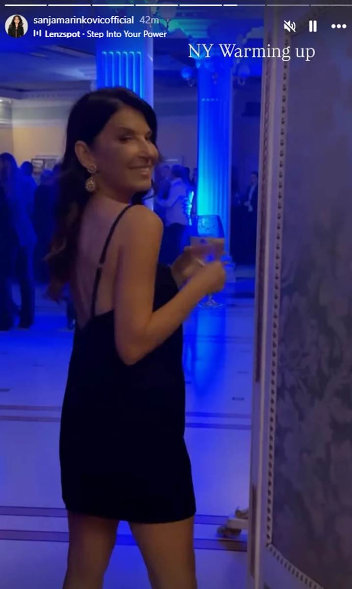 Sanja Marinković pozira sa Bogoljubom Karićem 4.jpg