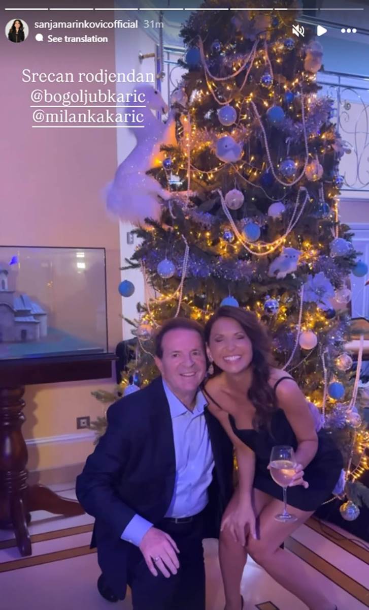 Sanja Marinković pozira sa Bogoljubom Karićem 2.jpg
