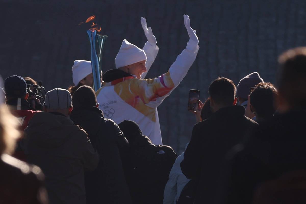 Akile Polonara tokom paljenja olimpijske baklje