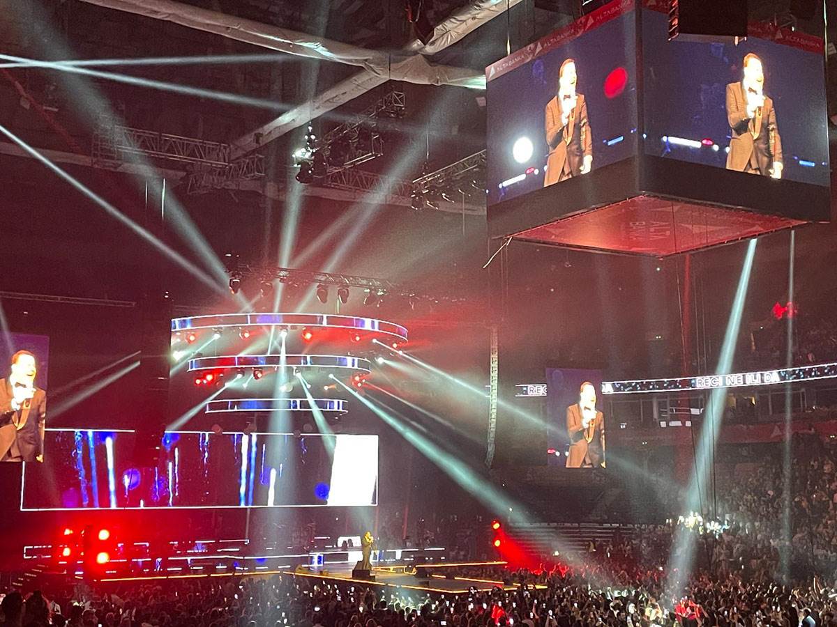 Koncert Vlade Georgijeva kasnio sat vremena (1).jpg