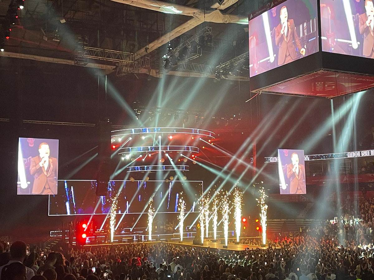 Koncert Vlade Georgijeva kasnio sat vremena (2).jpg