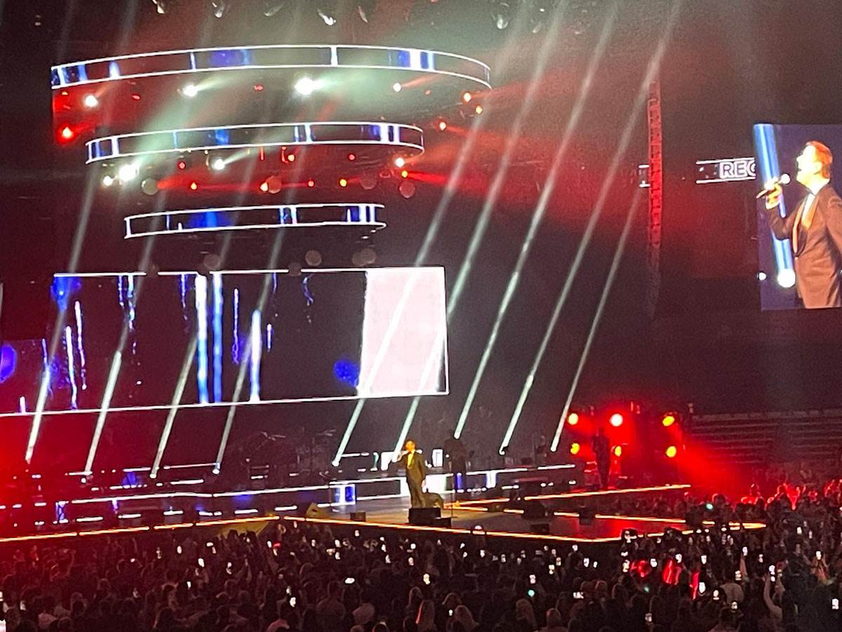 Koncert Vlade Georgijeva kasnio sat vremena (4).jpg