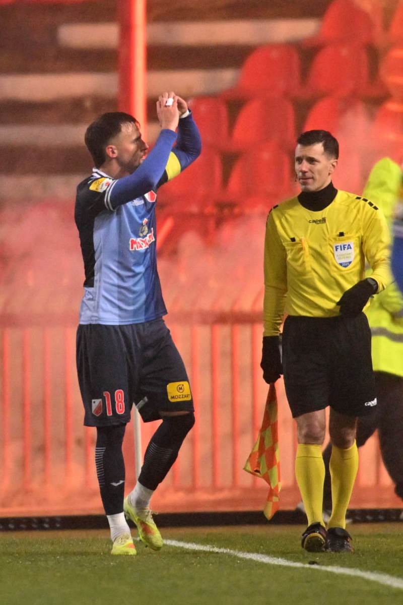 Njegoš Petrović pokazuje srce navijačima Vojvodine na Marakani