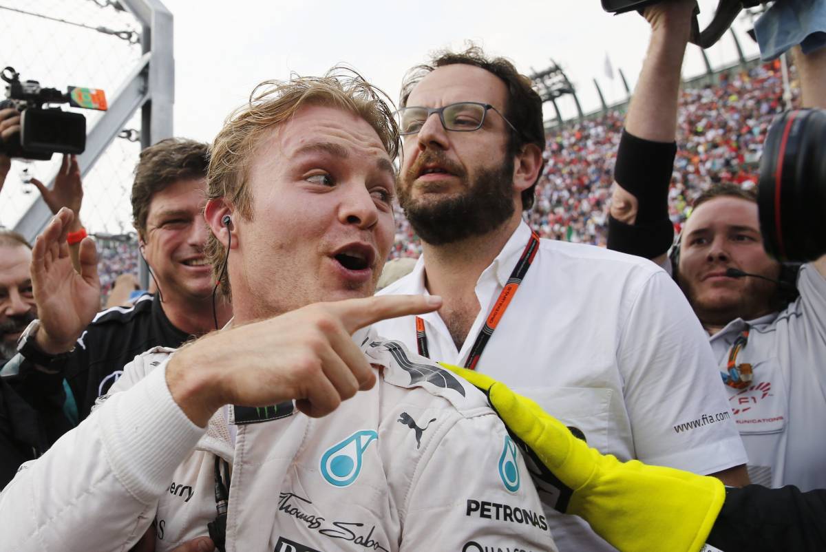 Niko Rozberg slavi pobedu u Formuli 1