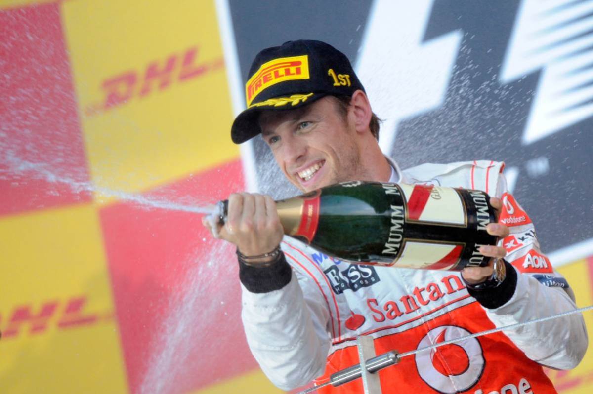 Dženson Baton slavi pobedu u Formuli 1